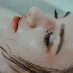 Czyste i lekkie: sprytne mycie włosów bez efektu obciążenia