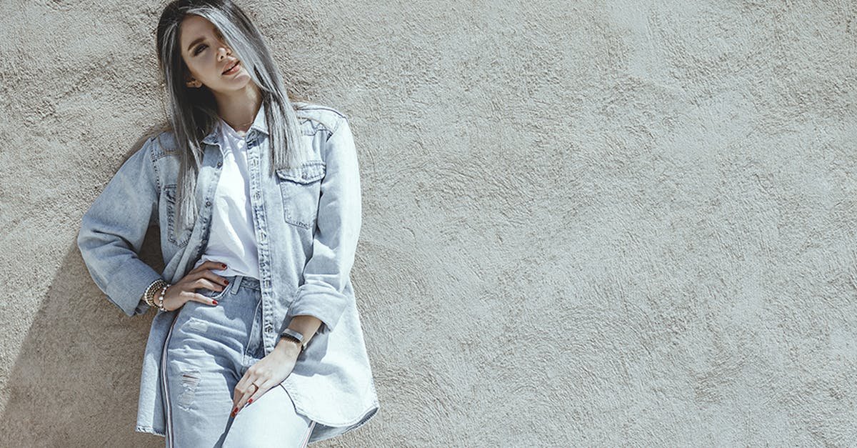 Denimowa koszula na sto sposobów: stylizacje, które odmienią Twoją szafę