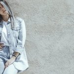 Denimowa koszula na sto sposobów: stylizacje, które odmienią Twoją szafę