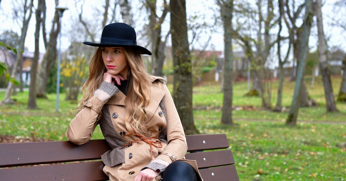 Jak nosić klasyczny trencz? 11 stylizacji, które robią efekt bez wysiłku