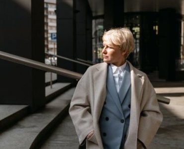 Warstwy z klasą: jak łączyć tkaniny i fasony, by wyglądać lekko i czuć się komfortowo przez cały rok