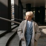 Warstwy z klasą: jak łączyć tkaniny i fasony, by wyglądać lekko i czuć się komfortowo przez cały rok